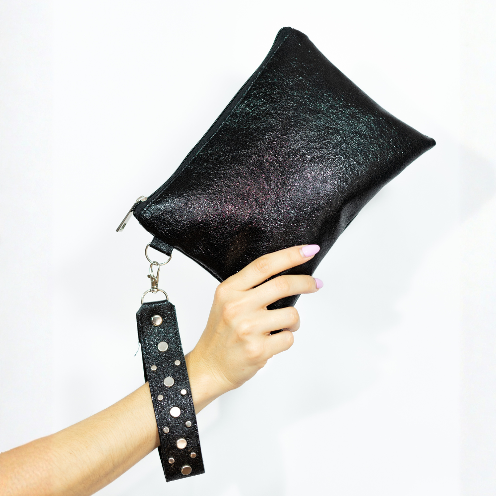 SOBRE METALIZADO CON LLAVERO TACHAS