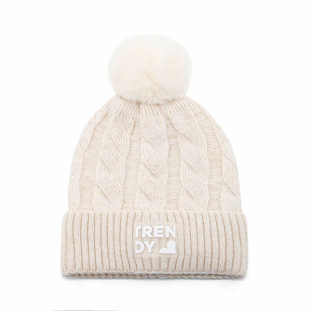 GORRO TRENZADO CON POMPON