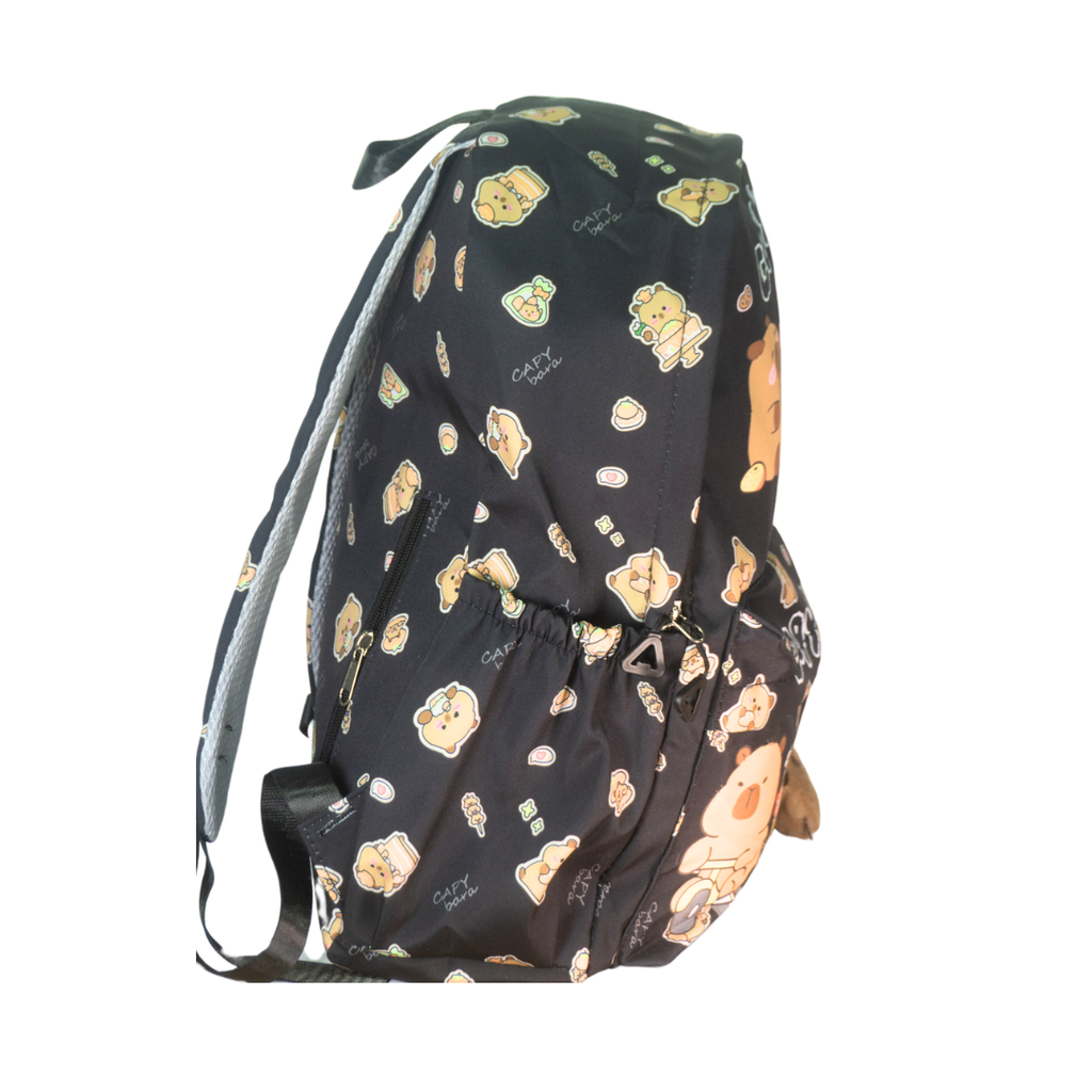 MOCHILA ESTAMPADA CAPIBARA CON LLAVERO DE PELUCHE