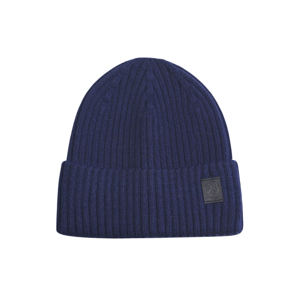 GORRO LISO CON APLIQUE DE MARCA
