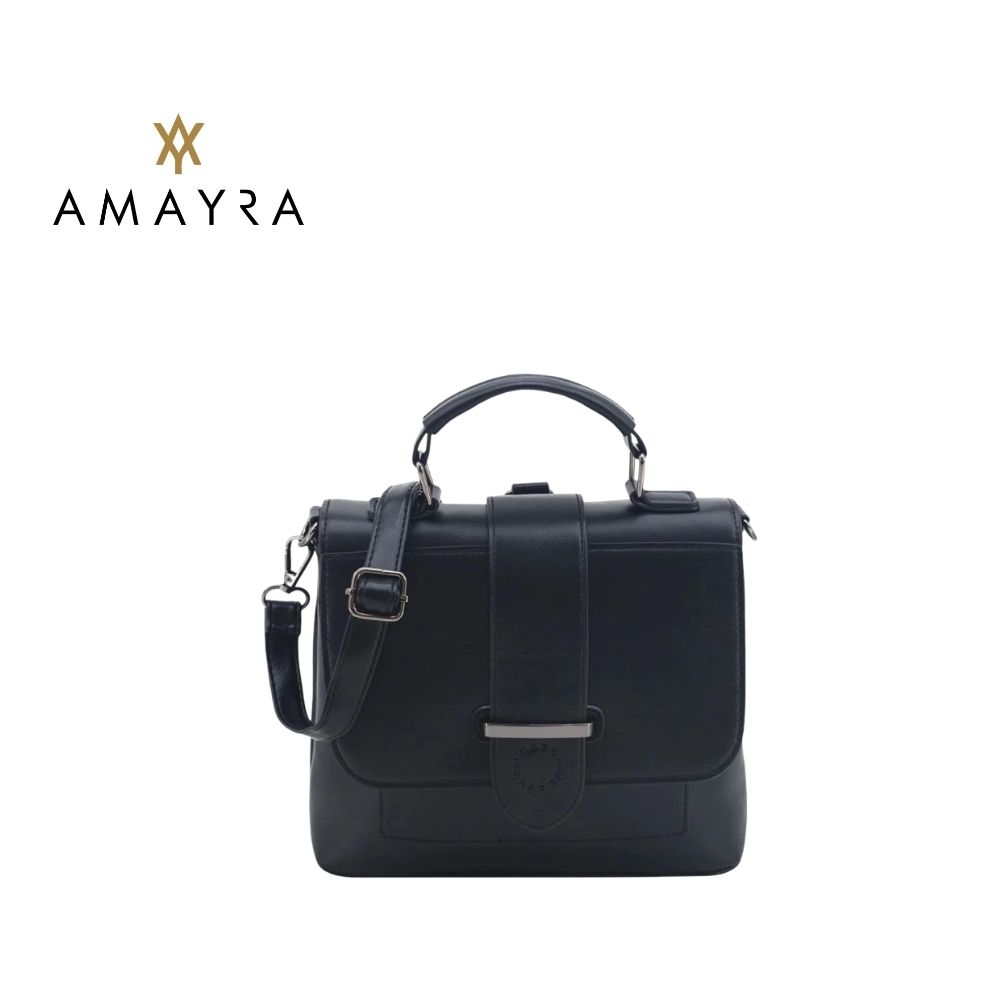 CARTERA BANDOLERA NEGRA CON SOLAPA Y PASADOR METÁLICO AMAYRA